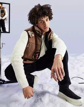 Коричневый жилет средней плотности ASOS DESIGN со значком ASOS DESIGN