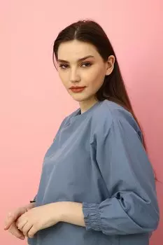 Короткая блузка с синими рукавами и деталями из ткани Gipe ALL DAY