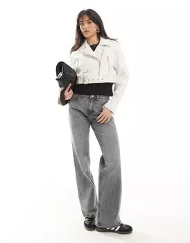 Короткая косуха цвета экрю из ткани с эффектом кожи от Pimkie