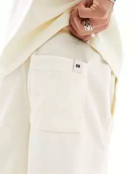 Короткие пуфики цвета экрю с фактурной отделкой Pull&Bear