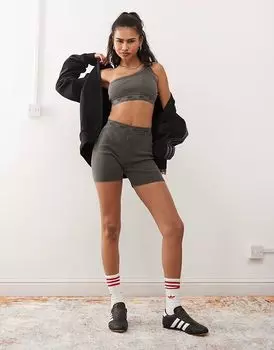 Короткие шорты Adidas Originals в рубчик черного цвета с потертостями