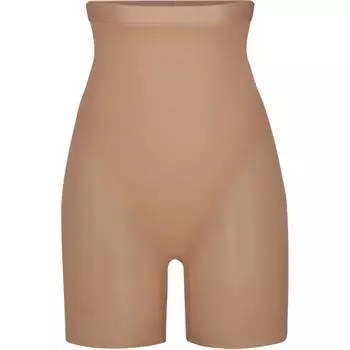 Короткие шорты до середины бедра SKIMS SIMPLY BARE, корректирующее белье, женские, цвета ОХРА/Земляно-желтый