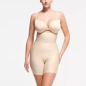 Короткие шорты с высокой талией Core Sculpt SKIMS, песочный