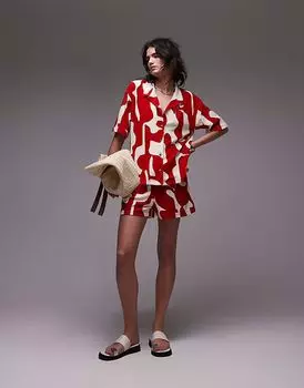 Короткие шорты Topshop с абстрактным принтом красного цвета