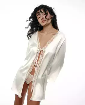 Короткий атласный женский халат с кружевными деталями Black Limba, кремовый