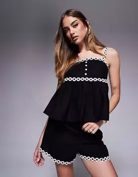 Короткий комбинезон с отделкой в виде ромашек от River Island, черный