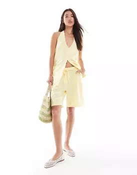 Короткий комбинезон Vero Moda с завязкой на талии бледно-желтого цвета