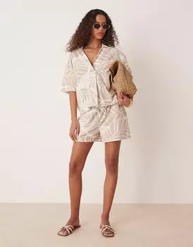 Короткий комбинезон Vila с высокой талией и крупным тональным принтом в виде листьев