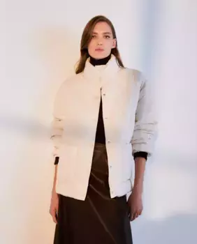 Короткий однотонный женский пуховик Woman El Corte Ingls, цвет 120 Crudo