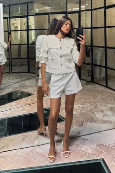 Короткий пиджак с золотыми пуговиками ZARA, устрично-белый