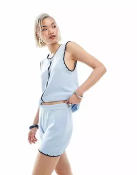 Короткий трикотажный комбинезон Vero Moda с контрастным фестончатым краем нежно-голубого цвета