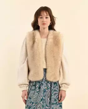 Короткий женский жилет из плюша Molly Bracken, цвет Crudo