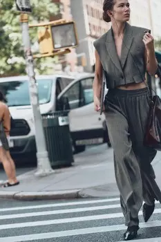 Короткий жилет с клапанами и дипломатическими полосами ZARA, серый мергель