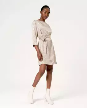 Короткое атласное платье с принтом Surkana, цвет Natural