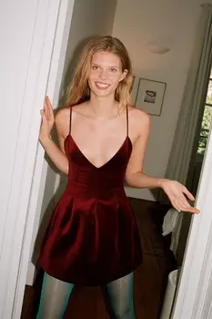 Короткое бархатное платье ZARA, интенсивный красный