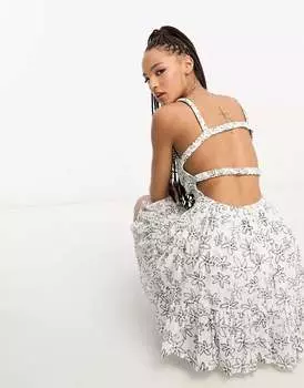 Короткое летнее платье с плиссированной юбкой ASOS, английской вышивкой, открытой спиной и черно-белым принтом в виде ромашек