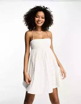 Короткое летнее платье в стиле бэби-долл ASOS из белого хлопка с английской вышивкой и декоративными складками на вырезе