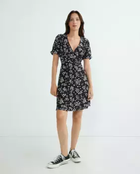 Короткое платье из вискозы с V-образным вырезом Pieces, черный