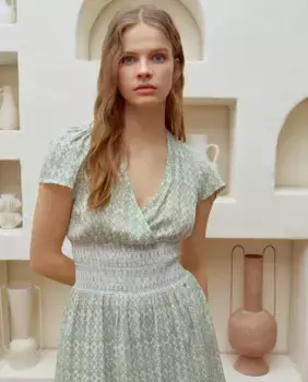 Короткое платье с эластичной резинкой Green Coast, цвет Verde Salvia