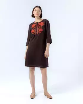 Короткое платье с контрастной вышивкой спереди Manuela Niza, темно-коричневый
