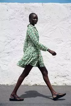 Короткое платье с принтом ZARA, зеленый