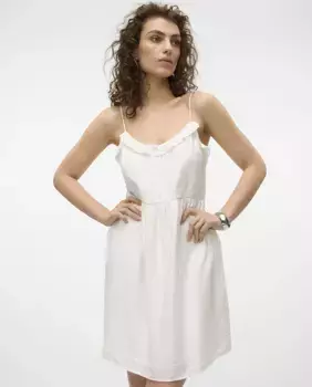 Короткое платье с рюшами на вырезе Vero Moda, белый