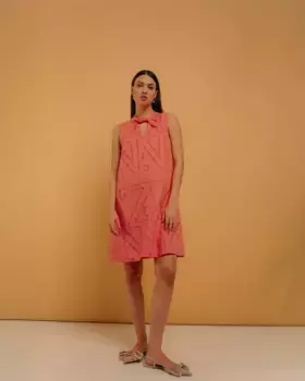 Короткое платье с узлом на шее и персонализированной вышивкой Niza, лососевый