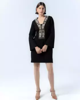 Короткое платье с V-образным вырезом и расклешенными рукавами Emma Niza, черный