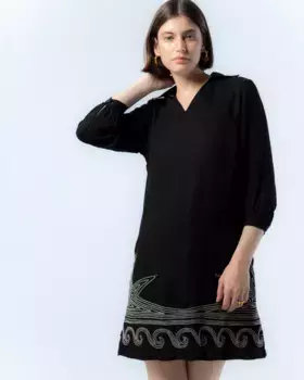 Короткое платье с V-образным вырезом и вышивкой Bruna Niza, черный