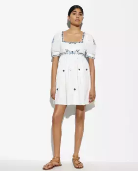 Короткое платье с вышивкой и цветочным принтом Parfois, белый