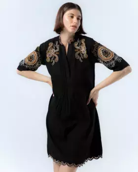 Короткое платье с вышивкой на шее Estela Niza, черный