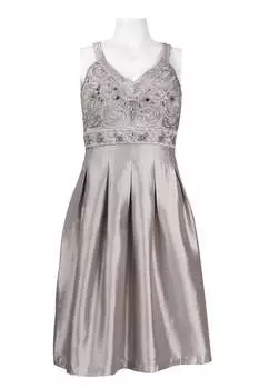 Короткое вечернее платье А-силуэта с плиссировкой и бусинами цвета платины Suewong