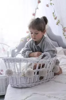 Корзина Белый Моисей для кукол с помпонами. WikliBOX