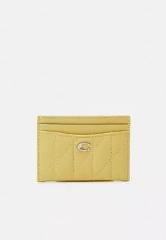 Кошелек ESSENTIAL QUILTED PILLOW CARD CASE Coach, цвет light yellow