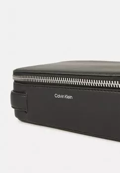 Косметичка SLEEK WASHBAG HANGER Calvin Klein, черный