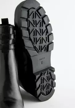 Ковбойские/байкерские ботильоны FOREVER COMFORT® CHELSEA BUCKLE Next, антрацитовый пестрый