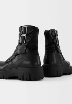 Ковбойские/байкерские ботинки по щиколотку WITH BUCKLES Bershka, черный