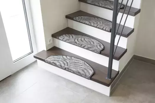 Коврик Andiamo для лестницы "Амберг", полукруглый, высокая-низкая структура, самоклеящийся, набор из 2 или 15 шт 28х65 см, серый