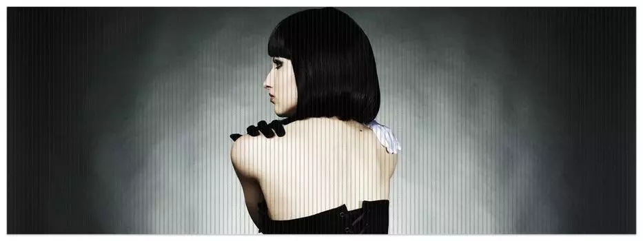 Коврик для душа Wallario, нескользящий коврик, коврик для ванной комнаты, коврик для двери Красивая женщина в черном платье показывает спину, размер примерно 180 х 65 см, коричневый