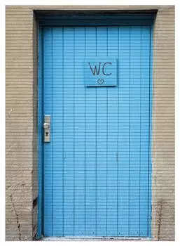 Коврик для душа Wallario, нескользящий коврик, коврик для ванной, коврик для ног, синяя дверь туалета на заброшенной фабрике в Магдебурге, размер ок. 90 х 65 см, синий