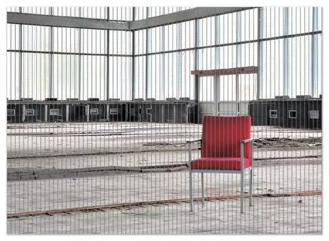 Коврик для душа Wallario, нескользящий коврик, коврик для ванной, коврик, тишина и пустота - одинокий красный стул в старом зале, размер ок. 90 х 65 см, синий