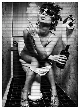 Коврик для душа Wallario, нескользящий коврик, коврик для ванной, коврик для туалета, туалетная вечеринка - сексуальная женщина в туалете с сигаретой и шнапсом, размер примерно 90 х 65 см