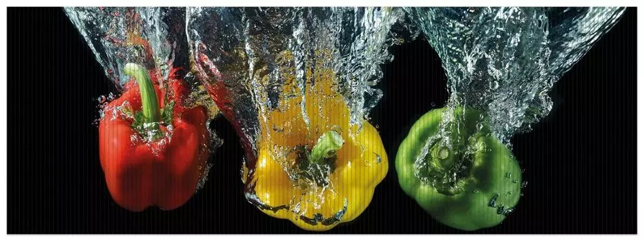 Коврик для душа Wallario, нескользящий коврик, коврик для ванной, коврик для ног, смесь перцев — свежий перец красного, желтого и зеленого цвета в воде, размер примерно 180 х 65 см, черный