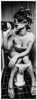 Коврик для душа Wallario, нескользящий коврик, коврик для ванной, коврик для туалета, туалетная вечеринка - сексуальная женщина в туалете с бутылкой вина, размер примерно 180 х 65 см, черный