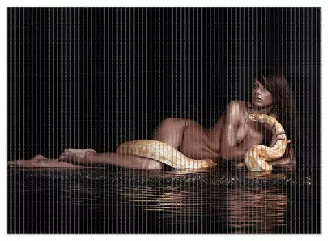 Коврик для душа Wallario, нескользящий коврик, коврик для ванной, коврик для ног, обнаженная женщина со змеей-питоном в воде, размер примерно 90 х 65 см, черный