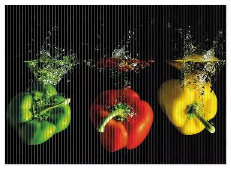 Коврик для душа Wallario, нескользящий коврик, коврик для ванной, коврик для ног, разноцветные кухонные перцы красного, желтого, оранжевого и зеленого цвета в воде, размер примерно 90 х 65 см, черный