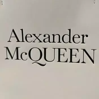 Кожаная сумка-шоппер с фирменным логотипом Alexander McQueen, слоновая кость