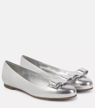 Кожаные балетки vara с эффектом металлик Ferragamo, серебро
