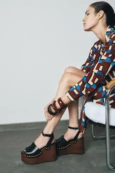Кожаные босоножки на танкетке с заклепками ZARA, черный