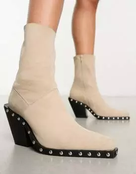 Кожаные ботинки в стиле вестерн с заклепками ASOS DESIGN Russo из кремовой замши